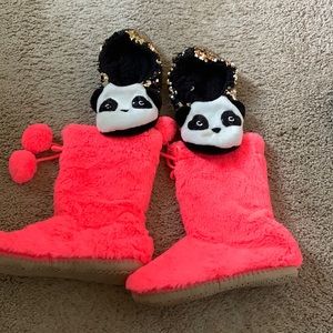 2 pairs of girls slippers